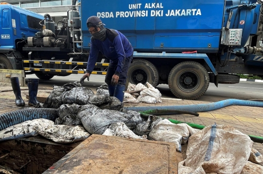 Antisipasi Banjir di Jakarta, Lumpur Gorong-Gorong Dikeruk