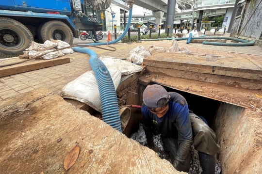Antisipasi Banjir di Jakarta, Lumpur Gorong-Gorong Dikeruk