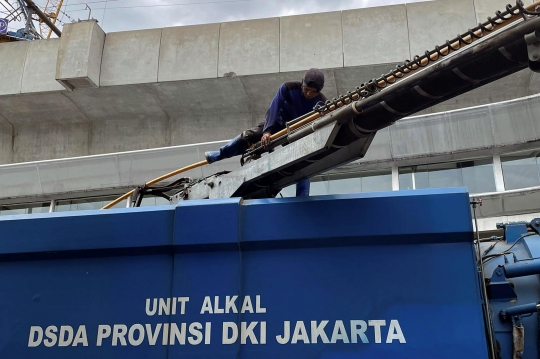 Antisipasi Banjir di Jakarta, Lumpur Gorong-Gorong Dikeruk