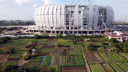 Aktivitas Petani Lahan Garapan di Dekat Proyek Jakarta International Stadium