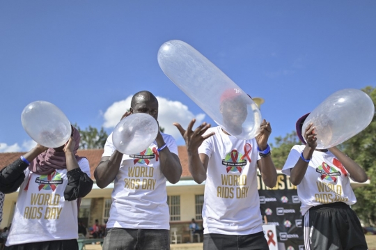 Lomba Tiup Kondom di Hari AIDS Sedunia