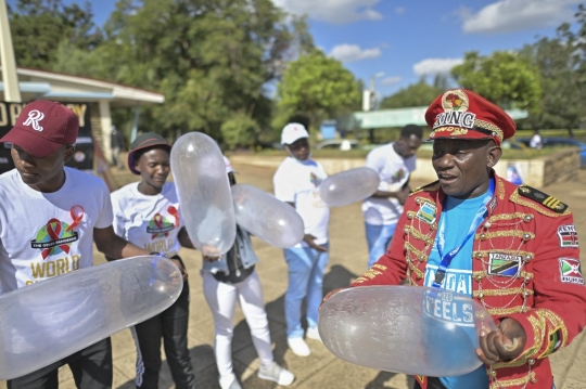 Lomba Tiup Kondom di Hari AIDS Sedunia