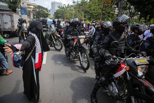 Aparat Polisi Bubarkan Massa Reuni 212