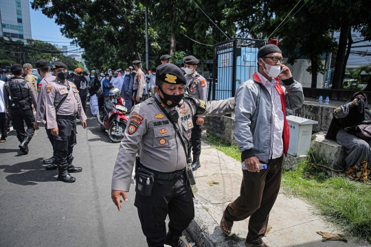 Aparat Polisi Bubarkan Massa Reuni 212