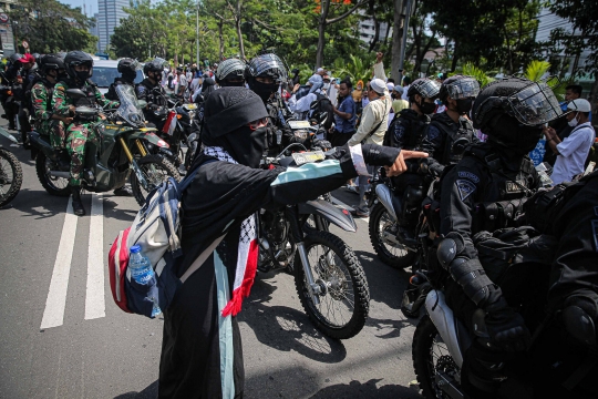 Aparat Polisi Bubarkan Massa Reuni 212