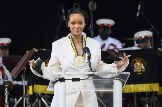 Gaya Rihanna Terima Gelar Pahlawan Nasional Barbados