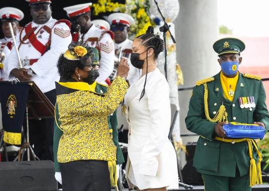 Gaya Rihanna Terima Gelar Pahlawan Nasional Barbados