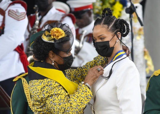 Gaya Rihanna Terima Gelar Pahlawan Nasional Barbados