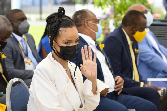 Gaya Rihanna Terima Gelar Pahlawan Nasional Barbados