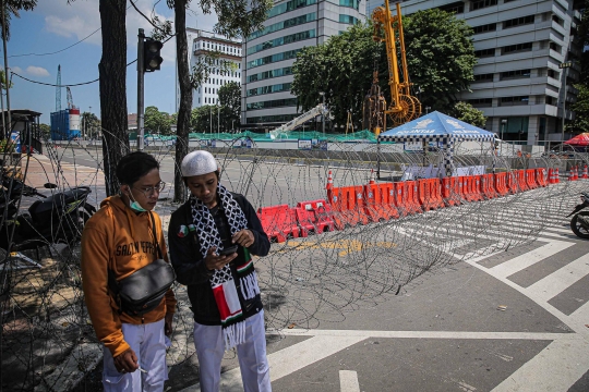 Barikade Kawat Berduri Dipasang untuk Cegah Kerumunan Massa Reuni 212