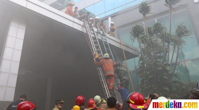 Petugas mengevakuasi korban kebakaran di Gedung Cyber 1, Mampang Prapatan, Jakarta Selatan, Kamis (2/12/2021). Sebanyak tiga orang korban berhasil dievakuasi dari kebakaran tersebut. Namun, satu orang di antaranya meninggal dunia di rumah sakit.