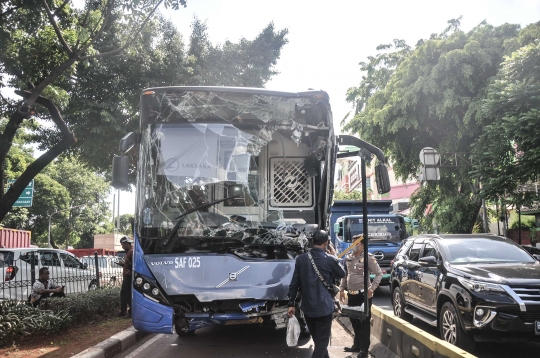 Kondisi Bus Transjakarta Usai Tabrak Pos Polisi di Simpang PGC