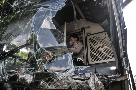 Kondisi Bus Transjakarta Usai Tabrak Pos Polisi di Simpang PGC