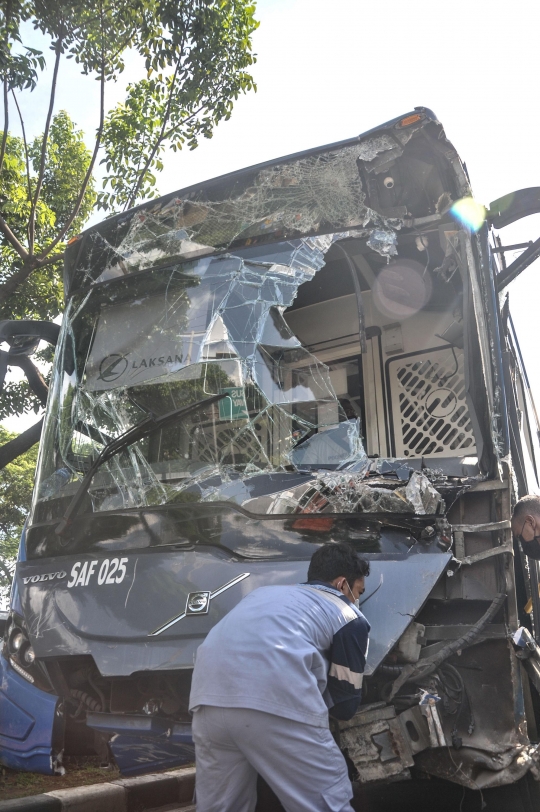 Kondisi Bus Transjakarta Usai Tabrak Pos Polisi di Simpang PGC