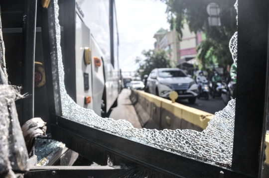 Kondisi Bus Transjakarta Usai Tabrak Pos Polisi di Simpang PGC