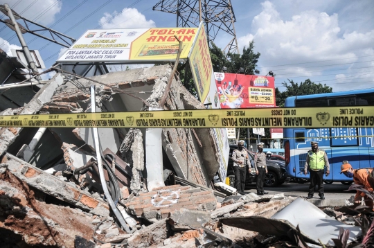 Kondisi Bus Transjakarta Usai Tabrak Pos Polisi di Simpang PGC