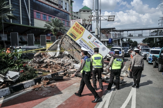 Kondisi Bus Transjakarta Usai Tabrak Pos Polisi di Simpang PGC