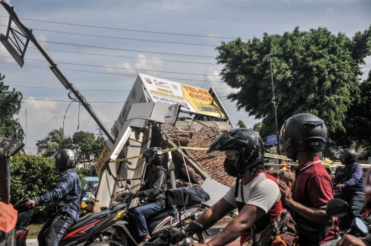 Kondisi Bus Transjakarta Usai Tabrak Pos Polisi di Simpang PGC