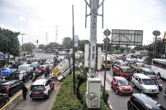 Kondisi Bus Transjakarta Usai Tabrak Pos Polisi di Simpang PGC