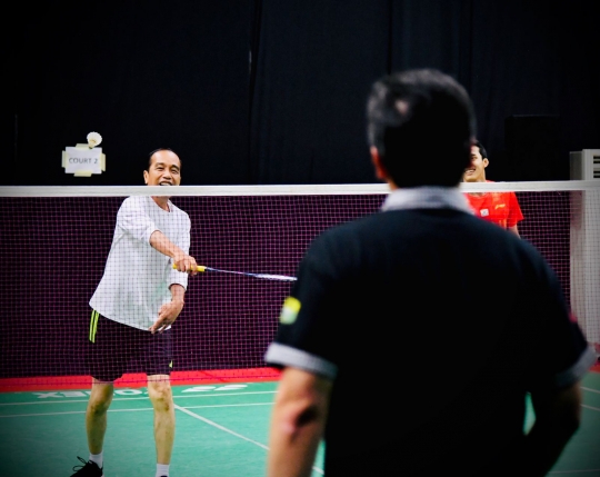 Aksi Jokowi Main Badminton Lawan Tim Piala Thomas