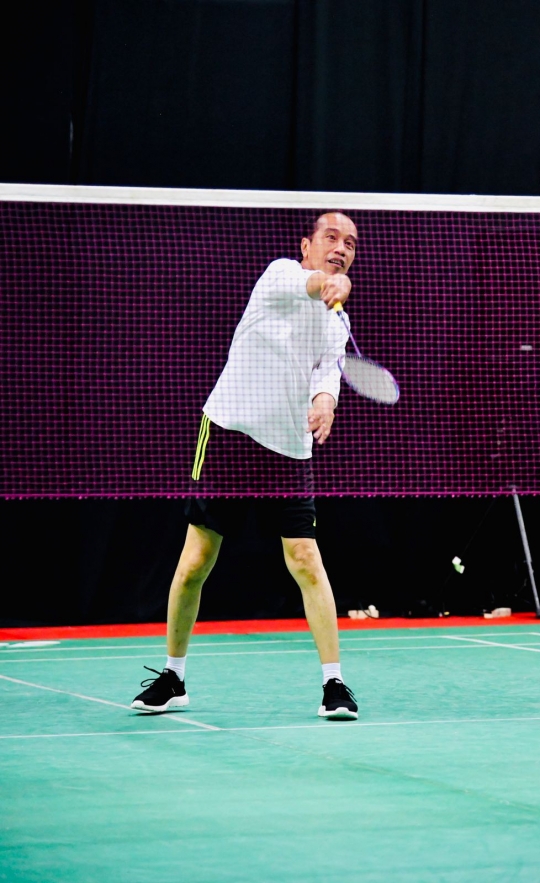 Aksi Jokowi Main Badminton Lawan Tim Piala Thomas