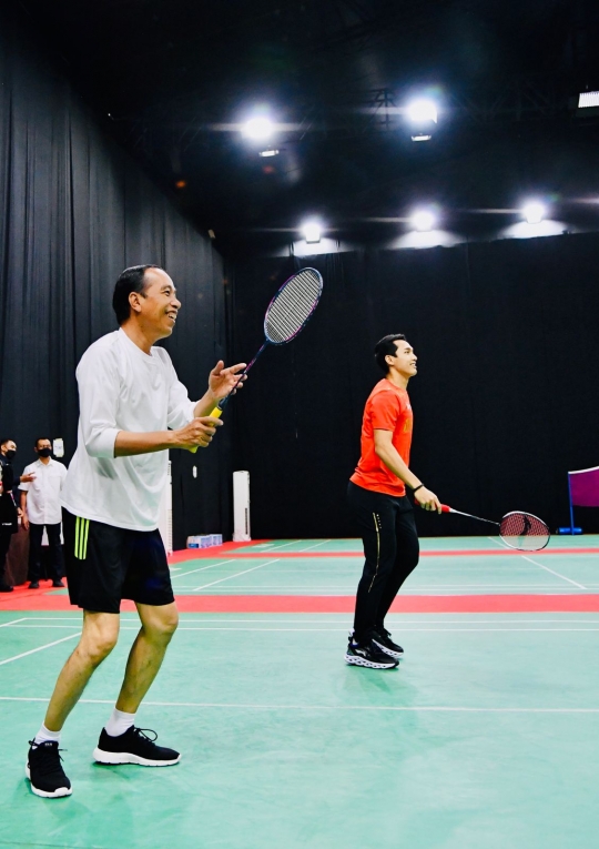 Aksi Jokowi Main Badminton Lawan Tim Piala Thomas