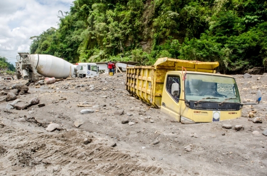 Truk-Truk Penambang Pasir Tertimbun Abu Vulkanik Merapi