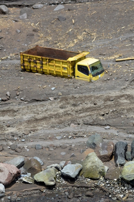 Truk-Truk Penambang Pasir Tertimbun Abu Vulkanik Merapi