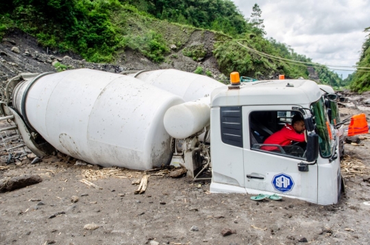 Truk-Truk Penambang Pasir Tertimbun Abu Vulkanik Merapi