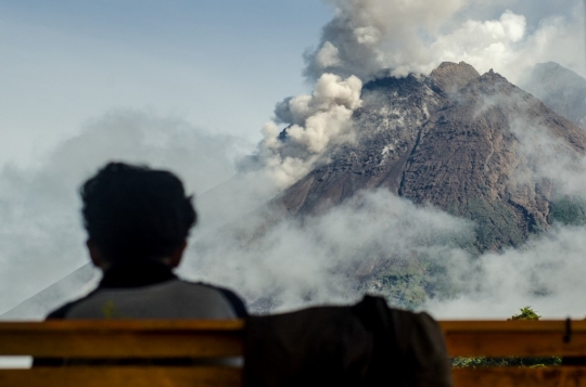 Truk-Truk Penambang Pasir Tertimbun Abu Vulkanik Merapi