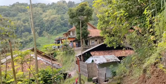 Potret Kampung Tersembunyi di Antara Lembah, Warganya Ramah dan Cantik Banget