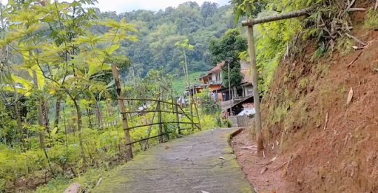 Potret Kampung Tersembunyi di Antara Lembah, Warganya Ramah dan Cantik Banget