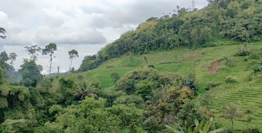 Potret Kampung Tersembunyi di Antara Lembah, Warganya Ramah dan Cantik Banget