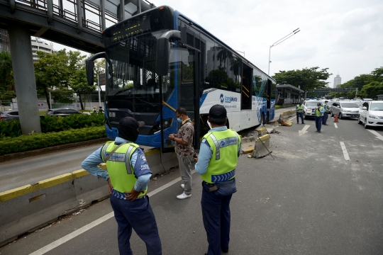 Kondisi Bus Transjakarta Tabrak Separator di Depan Ratu Plaza