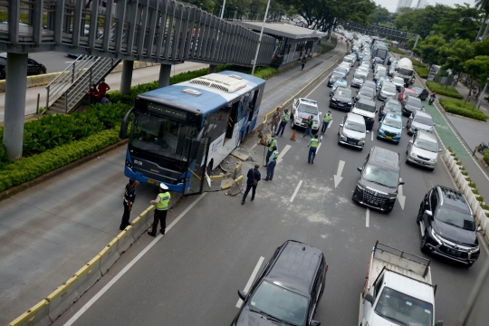 Kondisi Bus Transjakarta Tabrak Separator di Depan Ratu Plaza