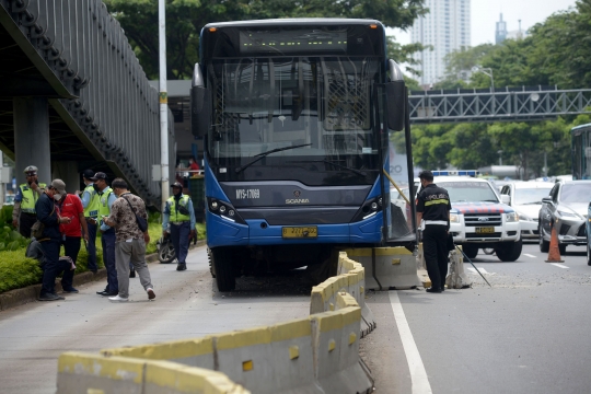 Kondisi Bus Transjakarta Tabrak Separator di Depan Ratu Plaza