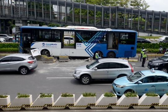 Kondisi Bus Transjakarta Tabrak Separator di Depan Ratu Plaza