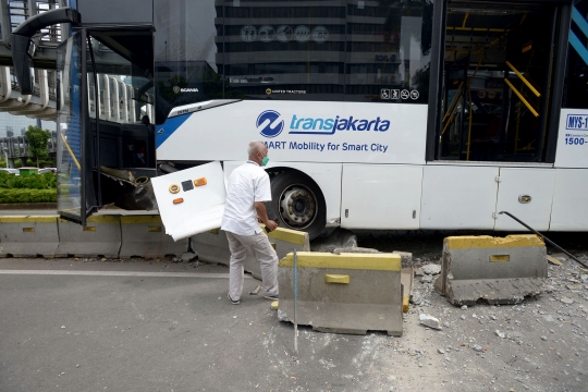 Kondisi Bus Transjakarta Tabrak Separator di Depan Ratu Plaza