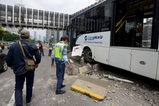 Kondisi Bus Transjakarta Tabrak Separator di Depan Ratu Plaza