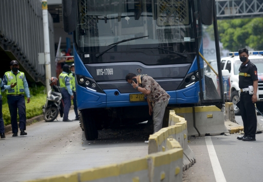 Kondisi Bus Transjakarta Tabrak Separator di Depan Ratu Plaza