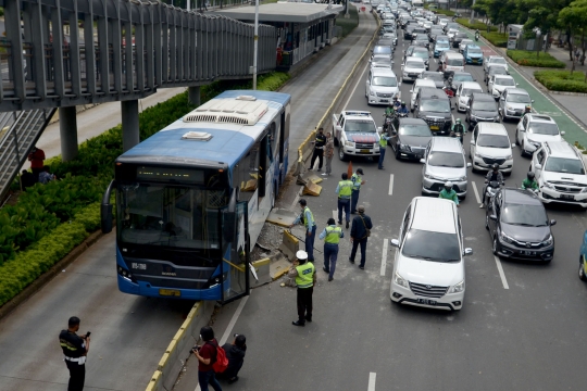 Kondisi Bus Transjakarta Tabrak Separator di Depan Ratu Plaza