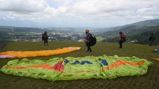 Uji Adrenalin Terbang dengan Paralayang di Puncak Bogor