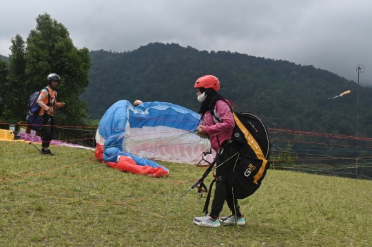 Uji Adrenalin Terbang dengan Paralayang di Puncak Bogor