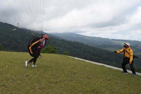 Uji Adrenalin Terbang dengan Paralayang di Puncak Bogor