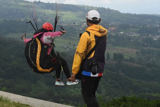 Uji Adrenalin Terbang dengan Paralayang di Puncak Bogor