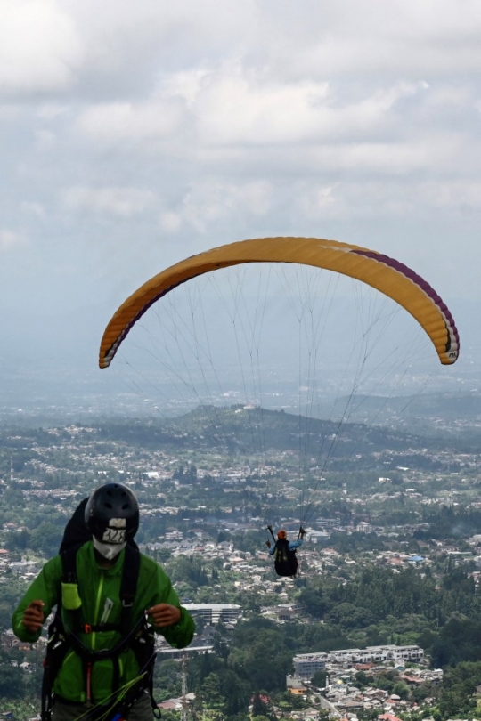 Uji Adrenalin Terbang dengan Paralayang di Puncak Bogor