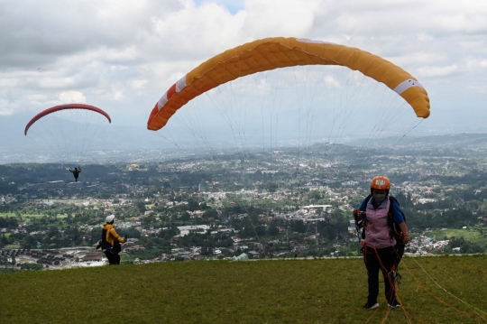 Uji Adrenalin Terbang dengan Paralayang di Puncak Bogor