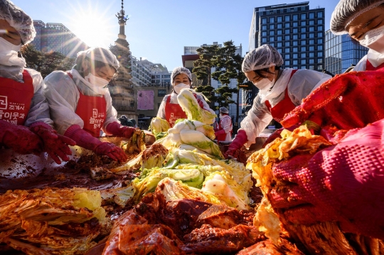Kebersamaan Ratusan Orang Membuat Kimchi di Seoul