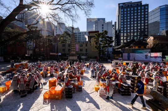 Kebersamaan Ratusan Orang Membuat Kimchi di Seoul