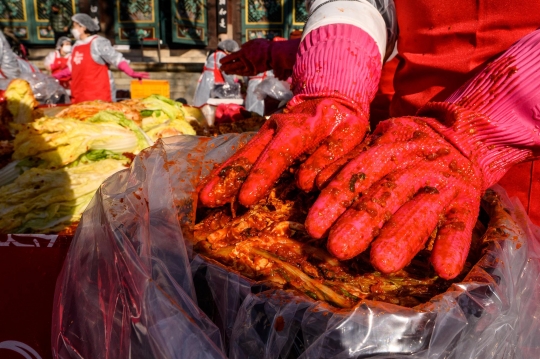 Kebersamaan Ratusan Orang Membuat Kimchi di Seoul